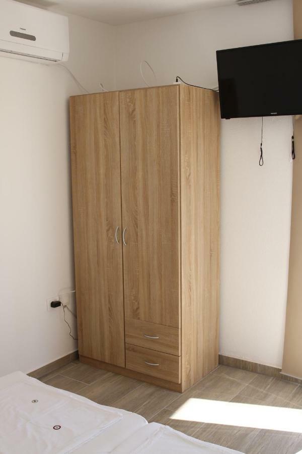 Apartmani Subasic Pag Town Esterno foto